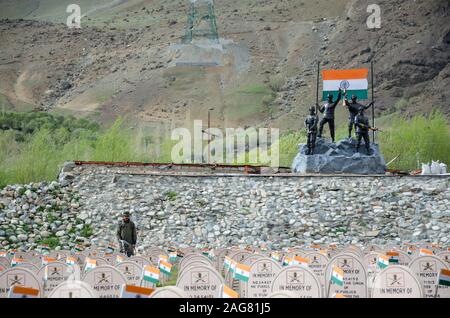 Veer Bhoomi mostra epitaffi in memoria di soldati che hanno fatto il sacrificio supremo durante L'Operazione Vijay al Kargil War Memorial, Dras, India Foto Stock