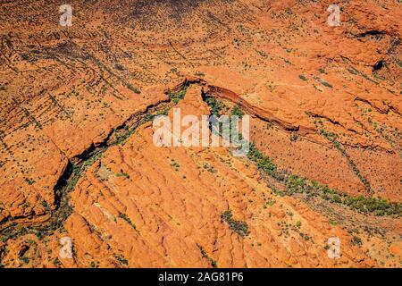 Alta Vista aerea del Kings Canyon e il circostante George Gill varia da remoto in Territorio del Nord nell'Australia centrale. Foto Stock