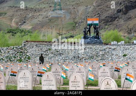 Veer Bhoomi mostra epitaffi in memoria di soldati che hanno fatto il sacrificio supremo durante L'Operazione Vijay al Kargil War Memorial, Dras, India Foto Stock