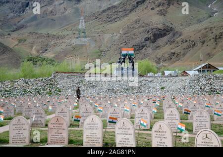 Veer Bhoomi mostra epitaffi in memoria di soldati che hanno fatto il sacrificio supremo durante L'Operazione Vijay al Kargil War Memorial, Dras, India Foto Stock