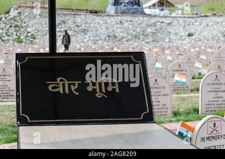 Veer Bhoomi mostra epitaffi in memoria di soldati che hanno fatto il sacrificio supremo durante L'Operazione Vijay al Kargil War Memorial, Dras, India Foto Stock