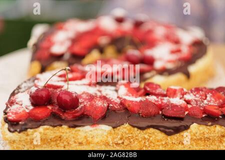 Le ciliegie su un biscotto torta di fragole sotto forma di un numero Foto Stock