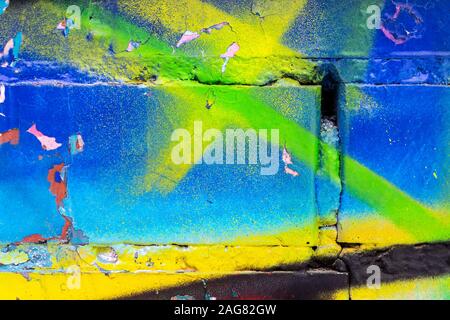 Frammento di graffiti colorati dipinta su un muro di mattoni. Texture. Sfondo astratti per la progettazione. Foto Stock