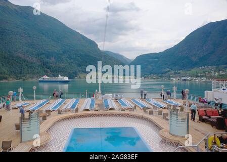 Vista di Skjolden, alla testa del Lustrafjord, Norvegia, dalla poppa di P & O NAVE DA CROCIERA Arcadia, con Fred Olsen linee nave da crociera Braemar già m Foto Stock