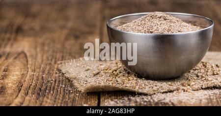 Crusca di frumento su un vecchio tavolo di legno (messa a fuoco selettiva) Foto Stock