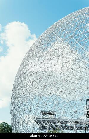 Immagine verticale di una costruzione a forma di globo sotto la nuvolosa luminosa cielo Foto Stock