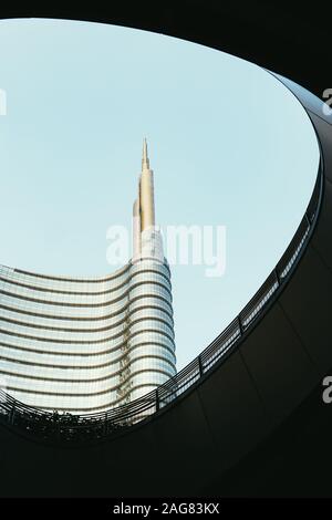 Foto ad angolo basso del famoso edificio Burj Khalifa in Dubai durante il giorno Foto Stock