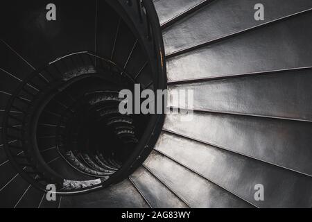 Immagine dall'alto in scala di grigi della scala a chiocciola - mistero concetto Foto Stock