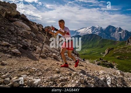 L'italiano Davide Magnini, il più tardi il vincitore del 2019 Dolomiti Skyrace nella categoria di uomini, in esecuzione su di una ripida pendenza per il plateau il Sass Pordoi Foto Stock