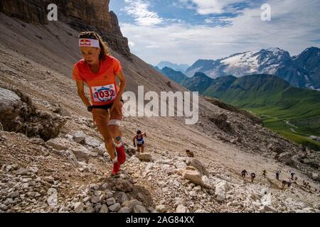 La Swiss Judith Wyder, il più tardi il vincitore del 2019 Dolomiti Skyrace nella categoria di donne, in esecuzione su di una ripida pendenza per il plateau il Sass Pordoi Foto Stock
