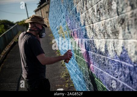 Ebbw Vale, Regno Unito - 13 Settembre 2019: Graffiti artist pittura parete edilizia arte con vernici spray per il gufo santuario per la città di Ebbw Vale, Wale Foto Stock