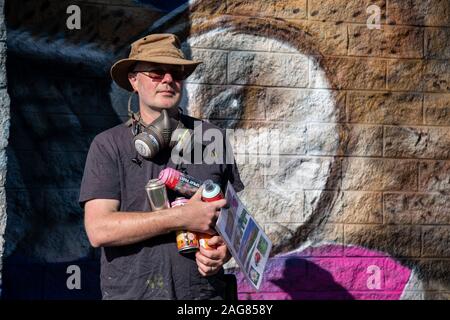 Ebbw Vale, Regno Unito - 13 Settembre 2019: Graffiti artist pittura parete edilizia arte con vernici spray per il gufo santuario per la città di Ebbw Vale, Wale Foto Stock