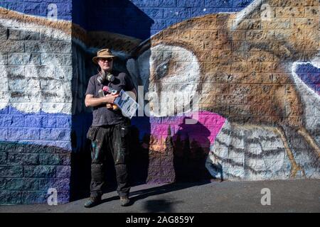 Ebbw Vale, Regno Unito - 13 Settembre 2019: Graffiti artist pittura parete edilizia arte con vernici spray per il gufo santuario per la città di Ebbw Vale, Wale Foto Stock