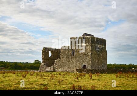 Celtica irlandese concetto del paesaggio. Rovine medievali di un tempio build di calcare. Foto Stock