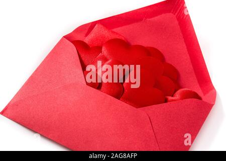 Carta rossa busta con cuori all'interno isolato su sfondo bianco. Il giorno di San Valentino del concetto. Foto Stock