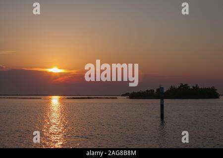 Tramonto sulla Laguna di Grado Friuli Venezia Giulia, Italia Foto Stock