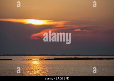 Tramonto sulla Laguna di Grado Friuli Venezia Giulia, Italia Foto Stock