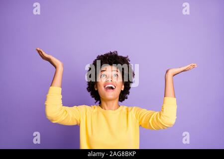 Vista ravvicinata ritratto di lei bella attraente affascinante grazioso Allegro vivace lieto eccitato ondulata sognante-ragazza dai capelli divertendosi guardando isolata Foto Stock