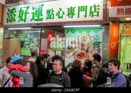 Hong Kong, Gennaio, 2013 - Tim Ho Wan più conveniente di Michelin ristorante finestra anteriore e ingresso. Le persone sono in attesa di ottenere all'interno di gusto tradit Foto Stock