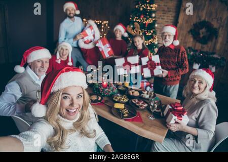 Merry X-mas vigilia di incontro familiare con matura pensionati piccolo grand kids donna allegra prendere auto foto della cena di Natale cibo parenti sit Foto Stock