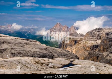 Vista verso le cime del Gruppo del Sasso Lungo, il Gruppo del Sassolungo, dall'altopiano del Sass Pordoi Foto Stock