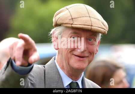 Sua Altezza Reale il Principe di Galles ha visitato il Welsh Sheepdog nazionale prove a Glanusk Park, Crickhowell, Powys oggi ( Venerdì 1/8/03 ). La visita durante la quale il principe ha incontrato i concorrenti è stato l ultimo dei suoi quattro giorno estate visita in Galles. Nella foto il signor William Legge Bourke. Foto Stock