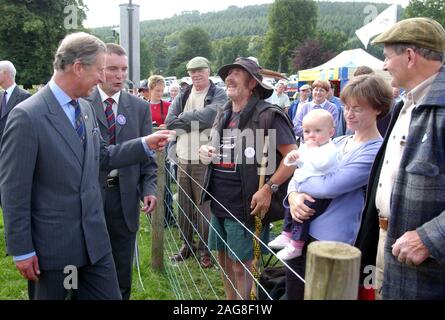 Sua Altezza Reale il Principe di Galles ha visitato il Welsh Sheepdog nazionale prove a Glanusk Park, Crickhowell, Powys oggi ( Venerdì 1/8/03 ). La visita durante la quale il principe ha incontrato i concorrenti è stato l ultimo dei suoi quattro giorno estate visita in Galles. Il principe incontra ben wishers e concorrenti come egli tours l'evento. Foto Stock