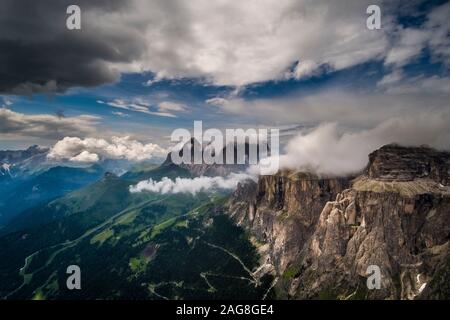 Vista verso le cime del Gruppo del Sasso Lungo, il Gruppo del Sassolungo, dall'altopiano del Sass Pordoi, scuro temporale nuvole in movimento Foto Stock