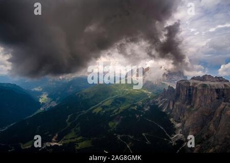 Vista verso le cime del Gruppo del Sasso Lungo, il Gruppo del Sassolungo, dall'altopiano del Sass Pordoi, scuro temporale nuvole in movimento Foto Stock