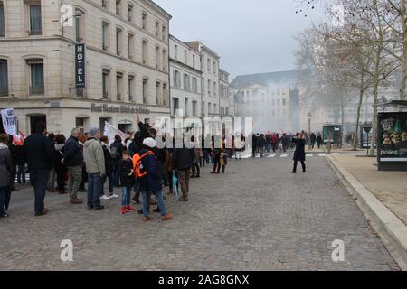 Massiccia mobilitazione contro la riforma delle pensioni con 5000 manifestanti in Niort con per la prima volta la CFDT, ma non sugli stessi punti Foto Stock