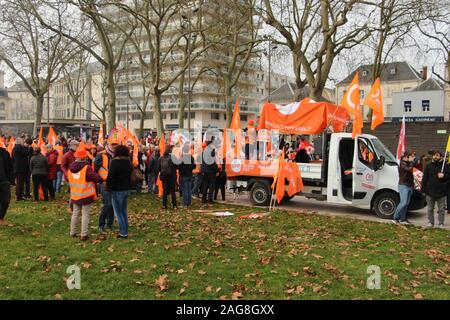 Massiccia mobilitazione contro la riforma delle pensioni con 5000 manifestanti in Niort con per la prima volta la CFDT, ma non sugli stessi punti Foto Stock
