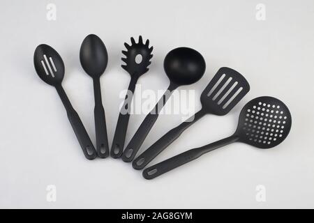 Gruppo di plastica nera utensili da cucina isolati su sfondo bianco Foto Stock