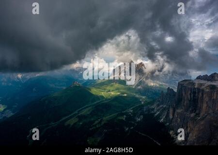 Vista verso le cime del Gruppo del Sasso Lungo, il Gruppo del Sassolungo, dall'altopiano del Sass Pordoi, scuro temporale nuvole in movimento Foto Stock