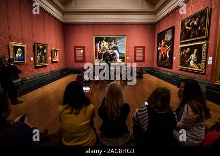 Londra, Regno Unito. Xviii Dicembre, 2019. Chidren del personale e dall'Arcivescovo Sumner School di Kennington ar prima di visualizzare la pittura post acquisizione - Il Direttore della Galleria Nazionale, dr. Gabriele Finaldi annuncia che il Ritrovamento di Mosè, 1630's, da Orazio Gentileschi è stato salvato per la galleria. Il costo totale è stato £22m il cui costo netto per la galleria è stato £19.5m parzialmente finanziati da £2m da membri del pubblico, £2,5m dal patrimonio nazionale fondo Memoriual e £ 1 m fro Fondo d'arte. Credito: Guy Bell/Alamy Live News Foto Stock