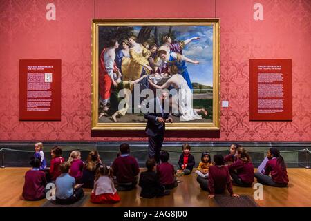 Londra, Regno Unito. Xviii Dicembre, 2019. Chidren del personale e dall'Arcivescovo Sumner School di Kennington ar prima di visualizzare la pittura post acquisizione - Il Direttore della Galleria Nazionale, dr. Gabriele Finaldi annuncia che il Ritrovamento di Mosè, 1630's, da Orazio Gentileschi è stato salvato per la galleria. Il costo totale è stato £22m il cui costo netto per la galleria è stato £19.5m parzialmente finanziati da £2m da membri del pubblico, £2,5m dal patrimonio nazionale fondo Memoriual e £ 1 m fro Fondo d'arte. Credito: Guy Bell/Alamy Live News Foto Stock