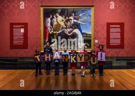 Londra, Regno Unito. Xviii Dicembre, 2019. Chidren del personale e dall'Arcivescovo Sumner School di Kennington ar prima di visualizzare la pittura post acquisizione - Il Direttore della Galleria Nazionale, dr. Gabriele Finaldi annuncia che il Ritrovamento di Mosè, 1630's, da Orazio Gentileschi è stato salvato per la galleria. Il costo totale è stato £22m il cui costo netto per la galleria è stato £19.5m parzialmente finanziati da £2m da membri del pubblico, £2,5m dal patrimonio nazionale fondo Memoriual e £ 1 m fro Fondo d'arte. Credito: Guy Bell/Alamy Live News Foto Stock