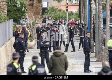 Barcellona, Spagna. Xviii Dicembre, 2019. Karim Benzema dalla Francia del Real Madrid di arrivare al Reina Sofia Hotel durante La Liga match tra FC Barcelona e Real Madrid al Camp Nou su dicembre 18, 2019 a Barcellona, Spagna. Credito: CORDON PREMERE/Alamy Live News Foto Stock