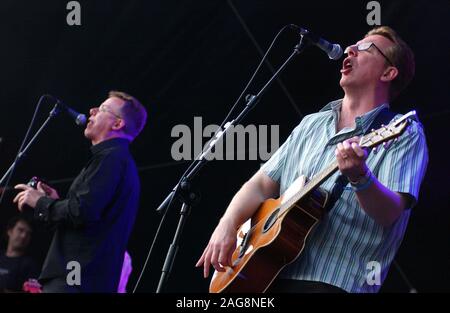 Annunciatori, fratelli gemelli Charlie e Craig Reid, eseguire al Big Weekend Summer Festival in Cardiff stasera. ( Domenica 3/8/03). Foto Stock