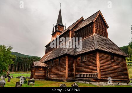 Foto a basso angolo della Chiesa di Kaupanger a Kaupanger, Norvegia Foto Stock