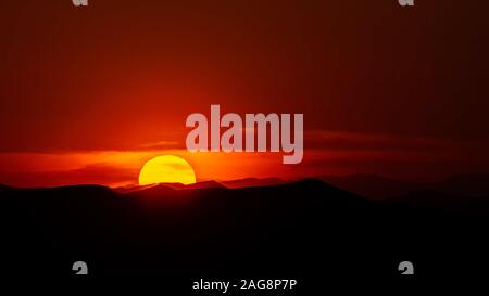 alba o tramonto nel deserto di dasht e lut o sahara con motivi di dune di sabbia e texture nel cielo dell'ora d'oro Foto Stock