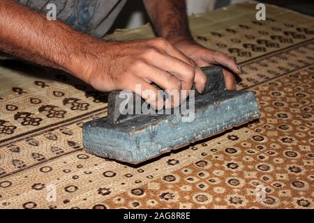 Blocco Ajrakh stampa, Ajrakhpur village, grande Rann di Kutch, Gujarat, India Foto Stock