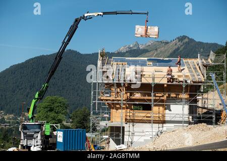 Un moderno Chalet costruito nelle Alpi francesi vicino a Montriond Portes du Soleil Francia con Mobile Crane Foto Stock