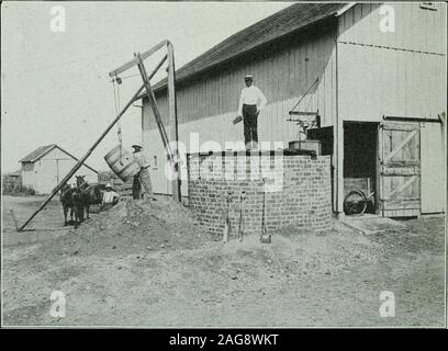 . Prairie agricoltore e la directory di Fulton County, Illinois. xactly plumb e vero per la ri-quired cerchio. Se il suolo è di tale anature che possa stare bene withoutany pericolo di speleologia, allora è bestto dig fuori tutto come profondo come necessaryor non più profondi di all'interno di un piede o in modo da vena d'acqua. Afterexcavating l intero silo un scaffoldcan essere disposti molto facilmente da simplystanding quattro 2 da 6 pollici scantlinginside, abbastanza lungo in modo che essi reachwithin quattro o cinque metri dall'alto,dove alcune pedane possono essere nailedacross in diversi luoghi e plank laiddown a lavorare. Il mattone shouldco Foto Stock