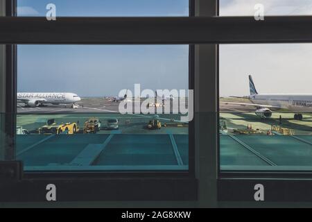 Jeju, Corea del Sud, settembre 10, 2019: preparativi degli aerei per l'imbarco o dopo lo sbarco in aeroporto Internazionale di Jeju Foto Stock