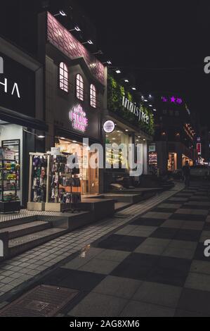 Jeju, Corea del Sud, settembre 09, 2019: esterni di negozi con cartelli di segnalazione luminosi di notte sulla strada per lo shopping Foto Stock