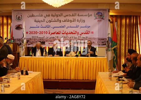 La città di Gaza, Striscia di Gaza, Territori palestinesi. Xviii Dicembre, 2019. Palestinesi partecipare alla XIII Gerusalemme conferenza scientifica, nella Striscia di Gaza City, il 18 dicembre 2019 Credit: Ashraf Amra/immagini APA/ZUMA filo/Alamy Live News Foto Stock