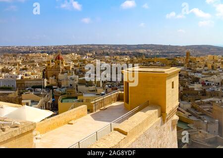 Vista di Victoria (Rabat) e circondante paesaggio mediterraneo dalla fortezza Cittadella di Gozo, Malta. Foto Stock