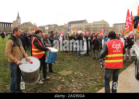 Massiccia mobilitazione contro la riforma delle pensioni con 5000 manifestanti in Niort con per la prima volta la CFDT, ma non sugli stessi punti Foto Stock