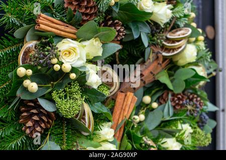 Una chiusura di un tradizionale ghirlanda di Natale decorazione Foto Stock
