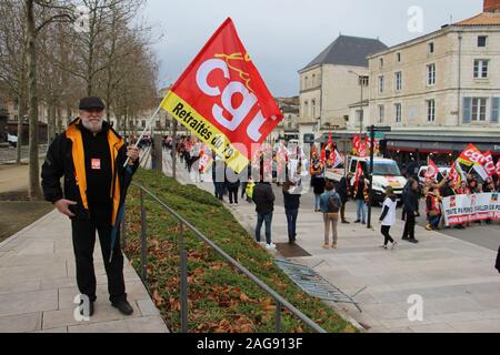 Massiccia mobilitazione contro la riforma delle pensioni con 5000 manifestanti in Niort con per la prima volta la CFDT, ma non sugli stessi punti Foto Stock